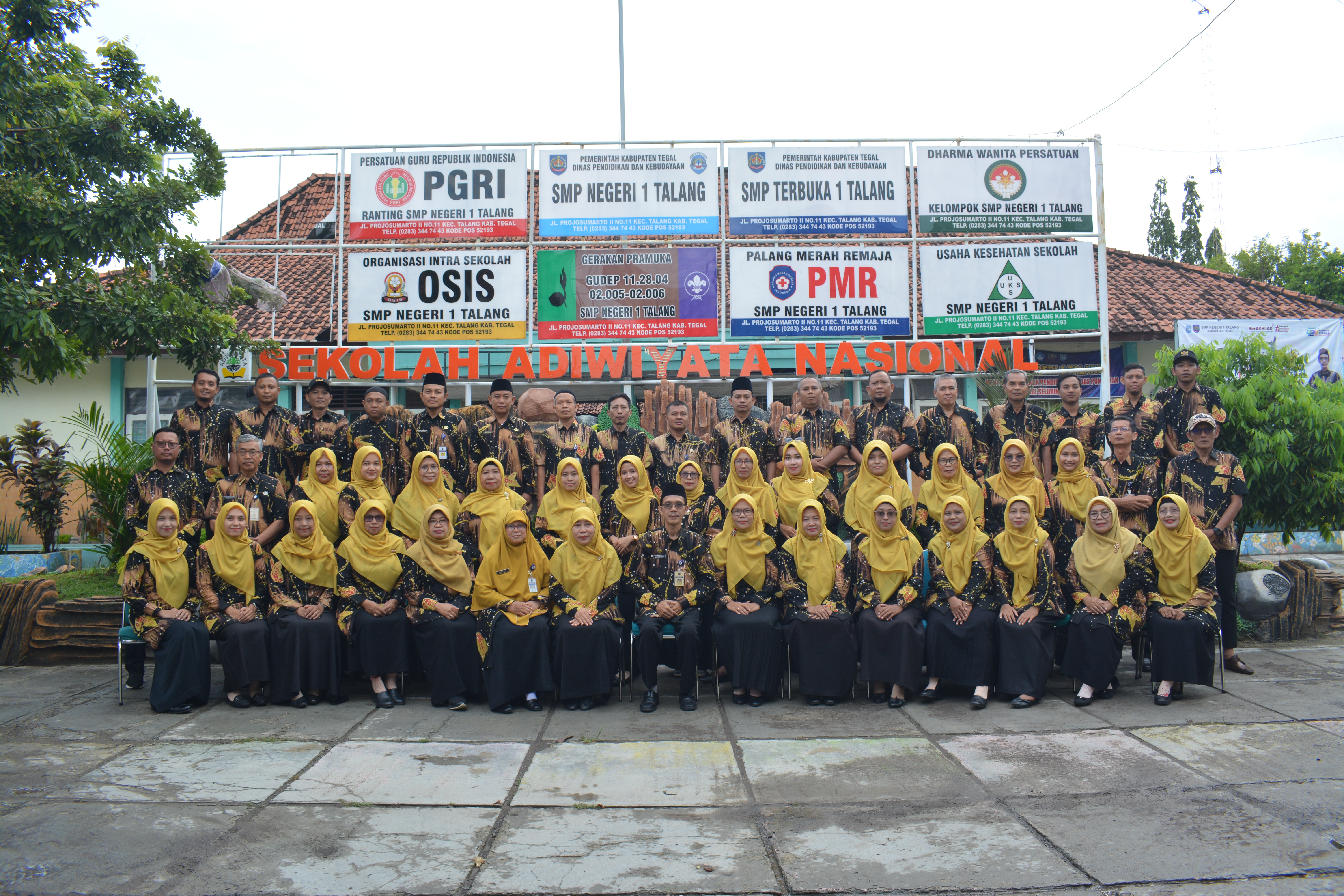 Guru dan Staff TU SMP Negeri 1 Talang